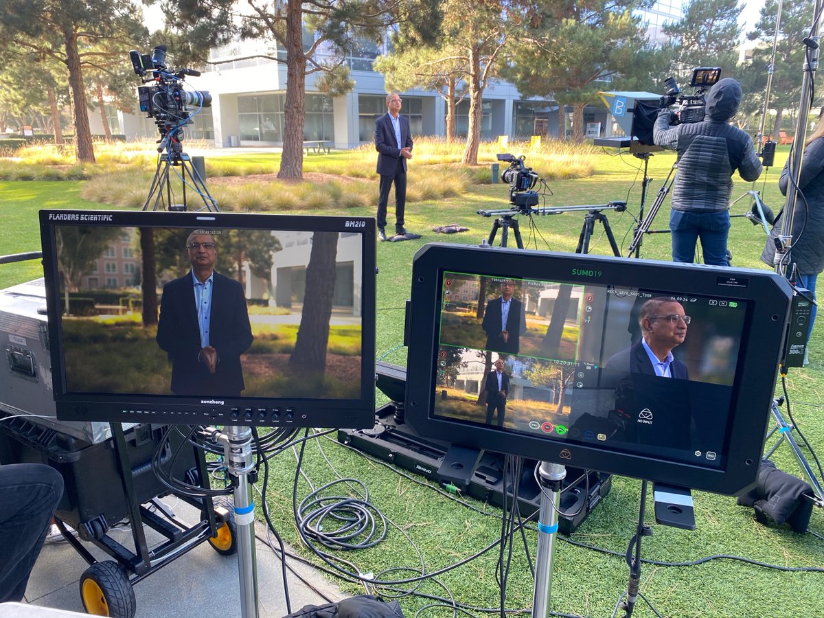 HitachiVantara's tweet photo. Them: WYD?
Us: Reminiscing on the epic Advantage 2020 #midrange launch again. And wondering if Bobby Soni will ever let us borrow his suit?  https://t.co/PTTvUQW7Wt #MidrangeMonday https://t.co/pJ2rdVoqGR