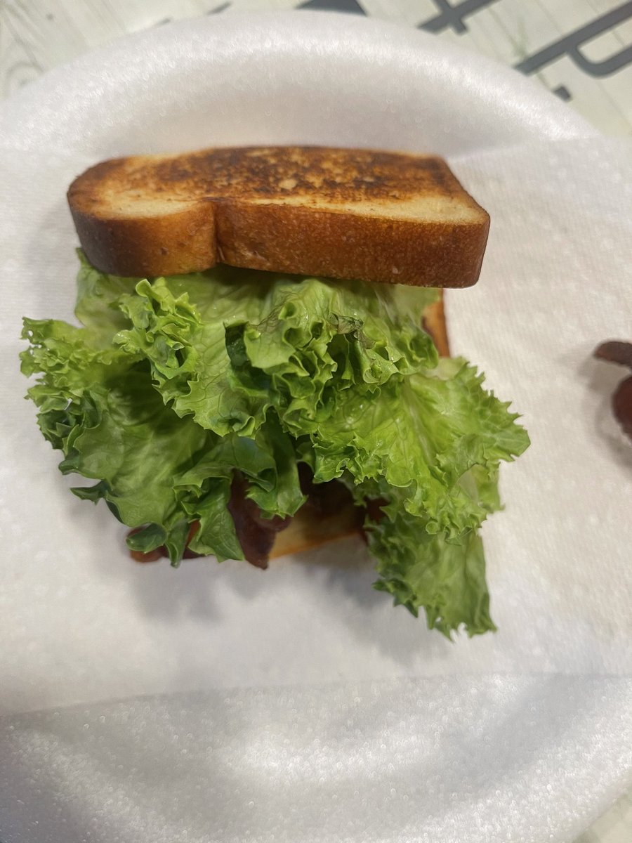 jaymartinez1973's tweet photo. #foodie #food #lowcarb #help #funny #breakfast Ok so I think I need help 😂 😂 I’m soooo hooked on these BLT 🥪 I make I catch myself eating them for breakfast lunch n dinner 😂 low carb tho and taste great !!! #solabread https://t.co/LPZgD9bU8X