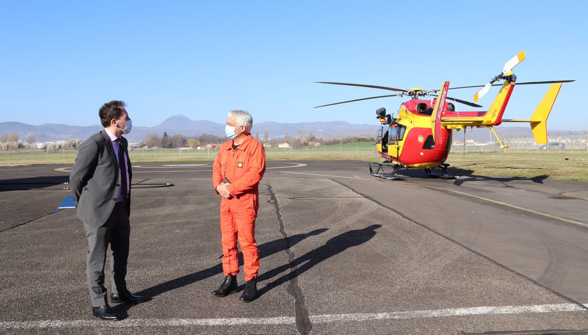 Prefet63's tweet photo. 🟠🔵Auj,c'est la #JournéeMondialeDeLaProtectionCivile.
Échanges du directeur de cabinet avec l'équipe du #DRAGON63, hélicoptère de la sécurité civile.
Chaque année, les 34 hélicoptères en France secourent ➕de 15 000 personnes, soit 1 pers secourue en moyenne toutes les 33 min. https://t.co/AGuYA4M4Tt