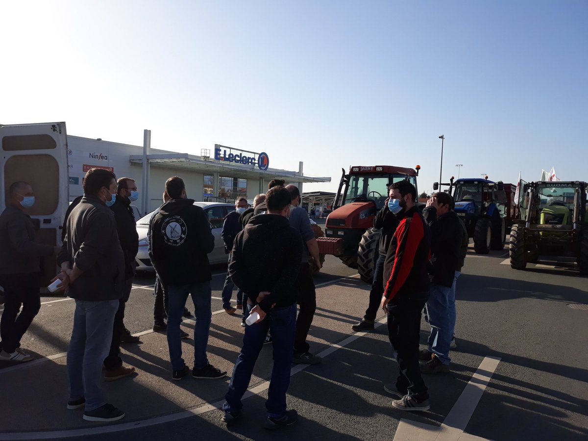 FDSEA Vendée (@fdseavendee) on Twitter photo Blocage ce lundi du Leclerc des Herbiers. Les éleveurs exigent le respect de leurs coûts de production. #Egalim <a href="/JAVendee/">JA de Vendée</a> <a href="/FRSEA_PDL/">FRSEA_PdeL</a> <a href="/JApaysdelaloire/">Jeunes Agriculteurs Pays de la Loire (JA PdL)</a> Blocage ce lundi du Leclerc des Herbiers. Les éleveurs exigent le respect de leurs coûts de production. #Egalim <a href="/JAVendee/">JA de Vendée</a> <a href="/FRSEA_PDL/">FRSEA_PdeL</a> <a href="/JApaysdelaloire/">Jeunes Agriculteurs Pays de la Loire (JA PdL)</a>