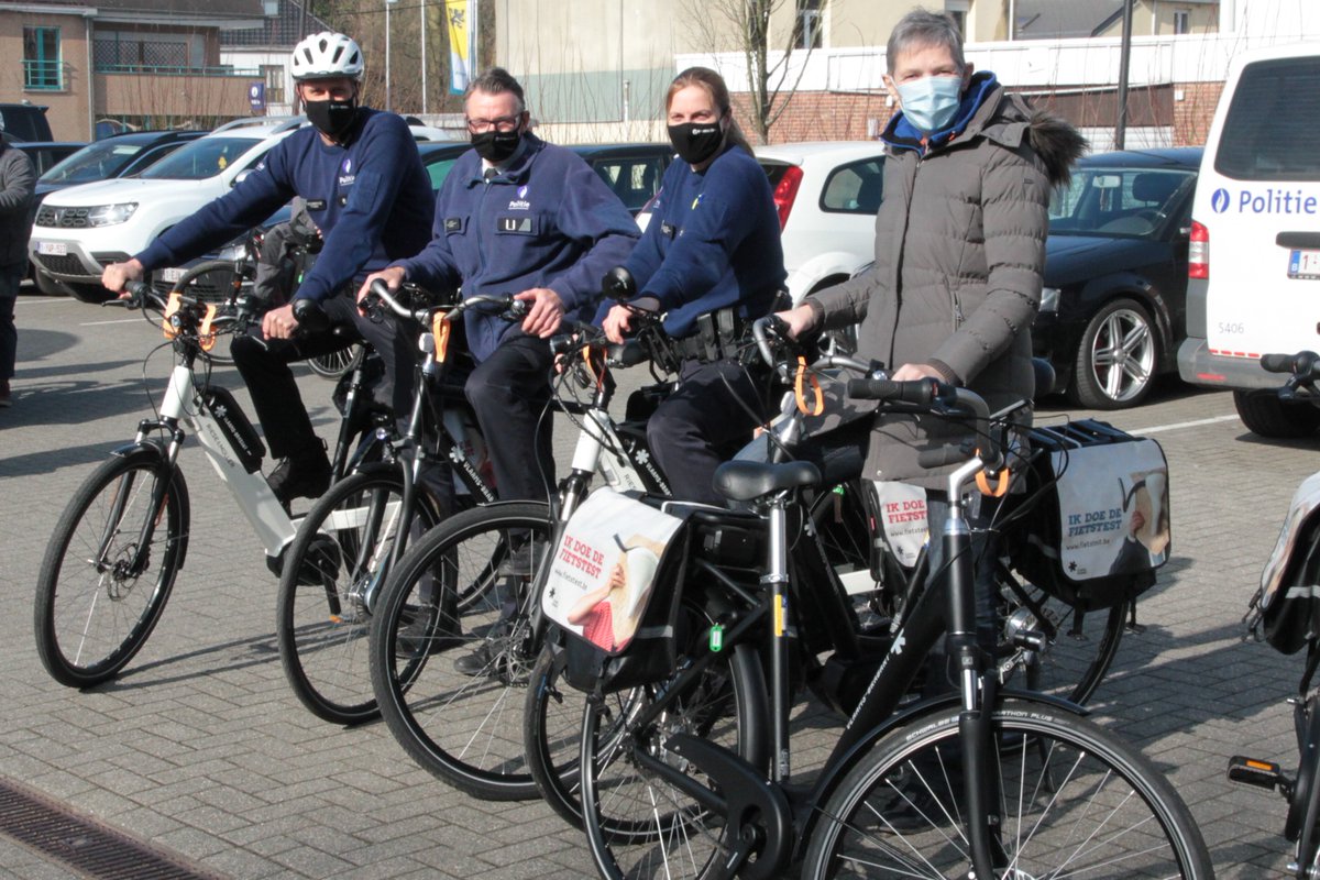 Medewerkers van <a href="/PolitieDilbeek/">Politie Dilbeek</a> komen drie weken met de e-fiets &amp; speed pedelecs naar het werk bit.ly/3uFSNbX
Overtuig je werkgever om ook #defietstest aan te gaan. Er zijn deze zomer nog enkele plaatsen vrij. Meer op fietstest.be