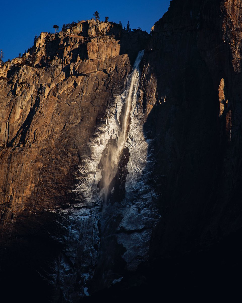 SuddenlySee_com's tweet photo. Morning rays in the Yosemite Valley https://t.co/fTF8TrugPd