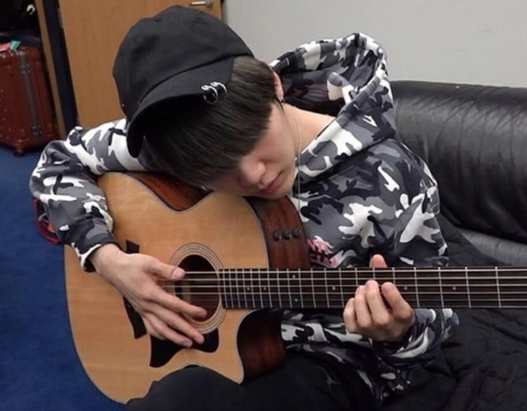 Valeria_092111's tweet photo. #29ReasonsToLoveSUGA
@BTS_twt
1.He loves ARMY
2.His songs make me more confident
3.He is an amazing producer
4.He is an amazing rapper
5.He is an amazing singer...
6. ... and dancer too
#HAPPYSUGADAY #HappyBirthdaySUGA #YoongiDay https://t.co/LzKXgnAExK