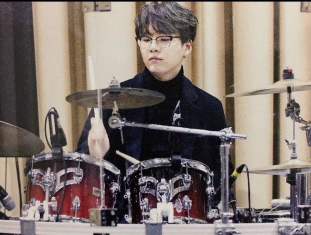 Valeria_092111's tweet photo. #29ReasonsToLoveSUGA
@BTS_twt
1.He loves ARMY
2.His songs make me more confident
3.He is an amazing producer
4.He is an amazing rapper
5.He is an amazing singer...
6. ... and dancer too
#HAPPYSUGADAY #HappyBirthdaySUGA #YoongiDay https://t.co/LzKXgnAExK