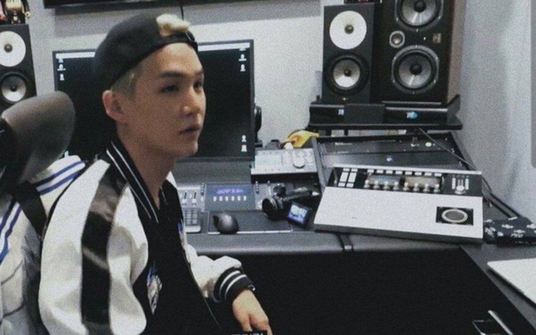 Valeria_092111's tweet photo. #29ReasonsToLoveSUGA
@BTS_twt
1.He loves ARMY
2.His songs make me more confident
3.He is an amazing producer
4.He is an amazing rapper
5.He is an amazing singer...
6. ... and dancer too
#HAPPYSUGADAY #HappyBirthdaySUGA #YoongiDay https://t.co/LzKXgnAExK