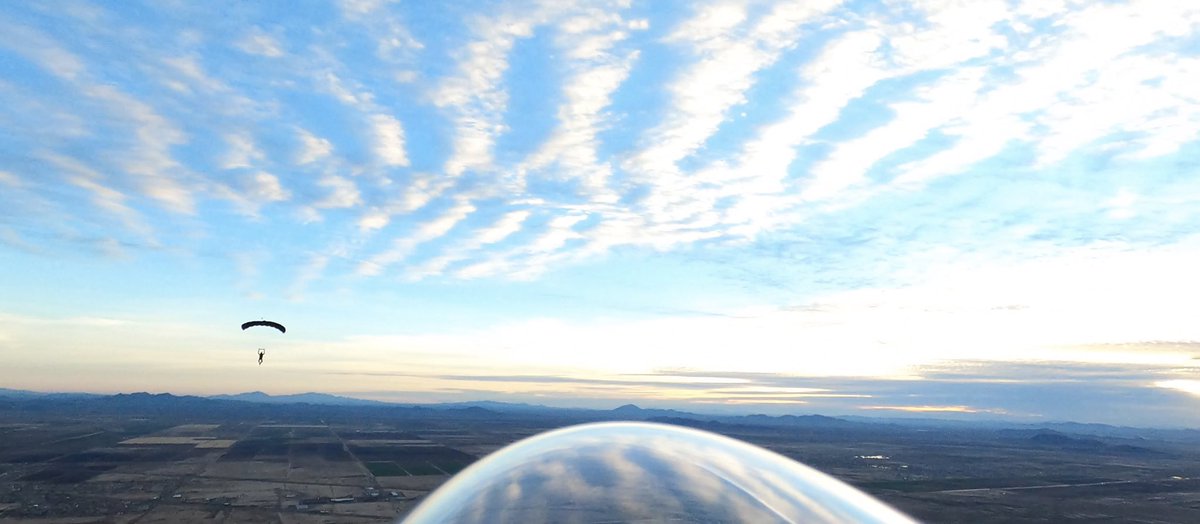 admoneil's tweet photo. Sunset skydives 🪂 https://t.co/0GNGSdTXEH