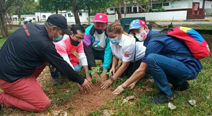 soy_urquia's tweet photo. #MisiónRobertSerra Apure Mpio. Páez, acompañó al Alcalde José María, en la Actividad de Atención a las Víctimas de la Guerra Económica, con la visita a la nueva Base de Misiones que tiene un radio de acción de 6 comunidades. ¡Protegemos nuestro pueblo!
#CuarentenaRadicalReforzada https://t.co/MxXJzL1Jvh