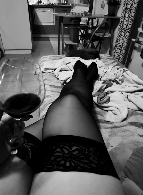 Evening 🖤 #evening  #wine #black #sexy https://t.co/8fBV3jTyDD<a href="/tag/evening"class="tags">#evening</a><a href="/tag/wine"class="tags">#wine</a><a href="/tag/black"class="tags">#black</a><a href="/tag/sexy"class="tags">#sexy</a>