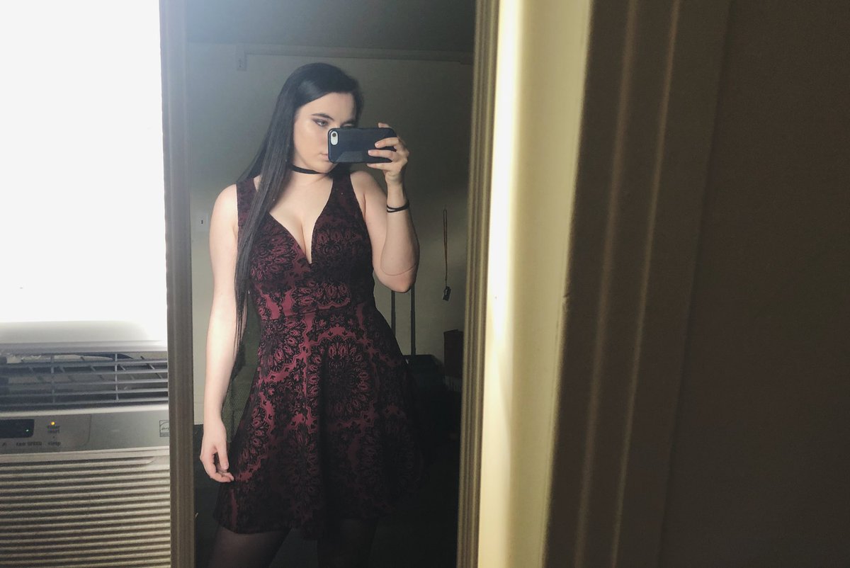 haileydavanzo's tweet photo. happy international women's day here's a selfie https://t.co/1gdL80XNkW
