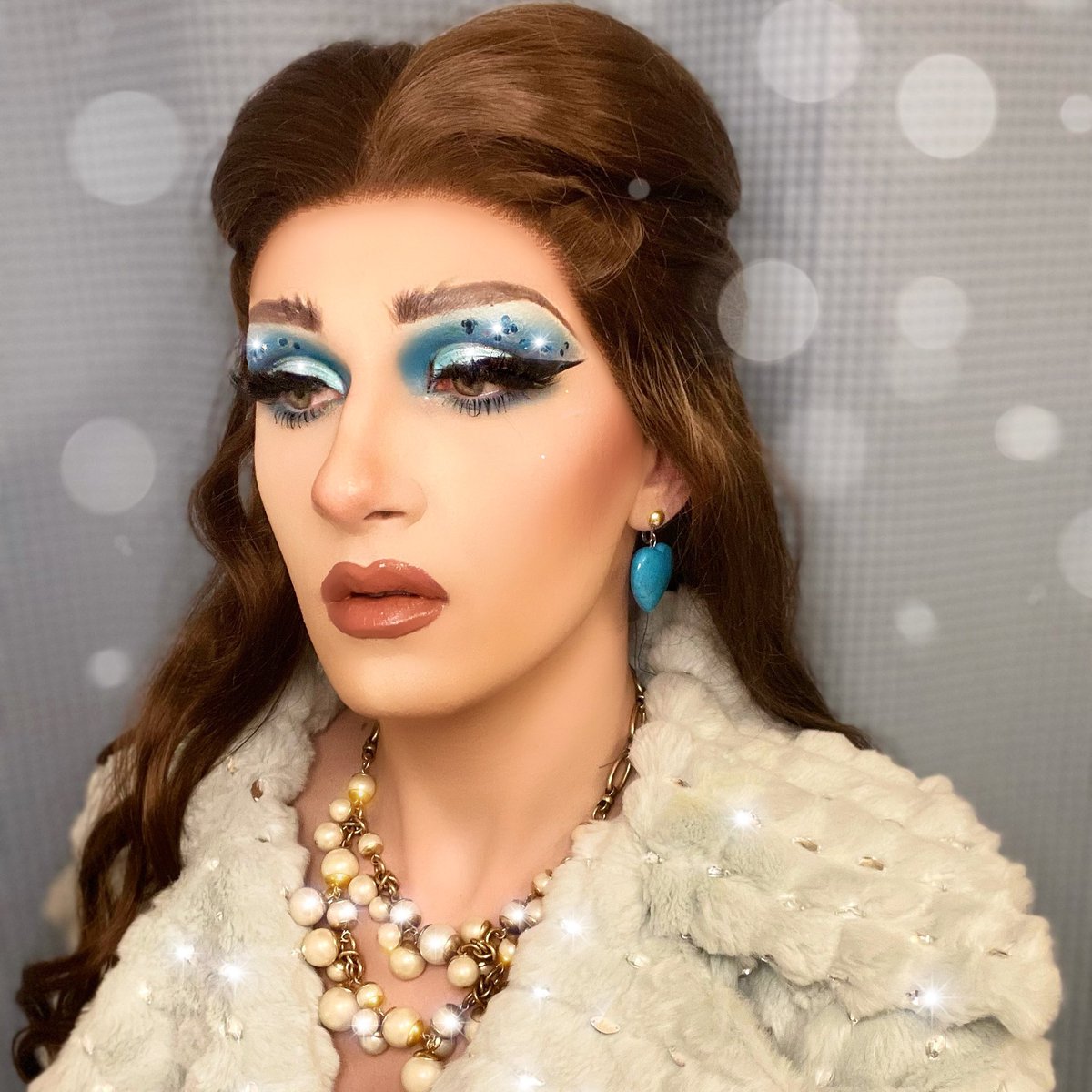 TheLunaMuse's tweet photo. Feeling like a rich lady in my #DaytimeRealness from @TrixieCosmetics 
(Brows too NBD) https://t.co/4AyK1B1HAY