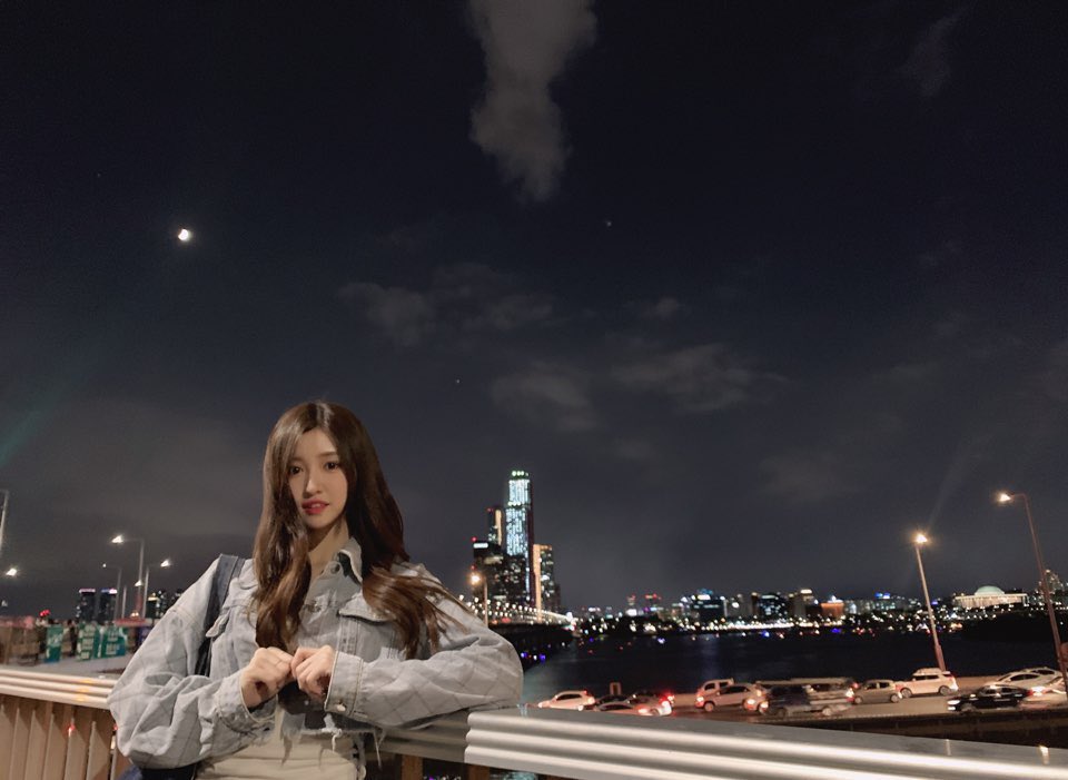 twtlunarsolar's tweet photo. ⠀·  ៸៸  ₊ 𝔩𝔞𝔫𝔡__ 』 ıng :: ın ⋅ ☾ 𝓛╱unᥲr-⧉.solᥲ˖𝓻 𓂅 : #Emily’s plᥲчlıst › #Twitp_book * #QueenHBack

Los regalitos siguen llegando y en esta ocasión @Dream_Hwasa me ha enviado su Photobook, sin duda lo amé. Soy tu fan. https://t.co/zFU99oTv5c