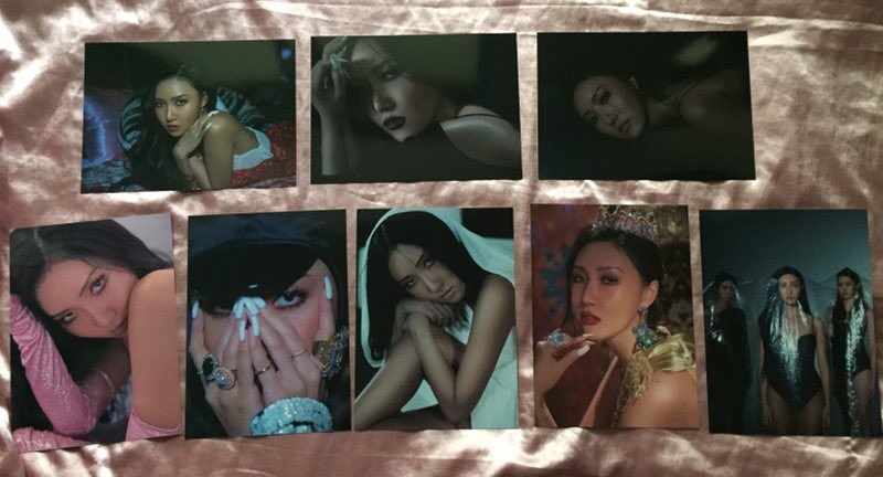 twtlunarsolar's tweet photo. ⠀·  ៸៸  ₊ 𝔩𝔞𝔫𝔡__ 』 ıng :: ın ⋅ ☾ 𝓛╱unᥲr-⧉.solᥲ˖𝓻 𓂅 : #Emily’s plᥲчlıst › #Twitp_book * #QueenHBack

Los regalitos siguen llegando y en esta ocasión @Dream_Hwasa me ha enviado su Photobook, sin duda lo amé. Soy tu fan. https://t.co/zFU99oTv5c