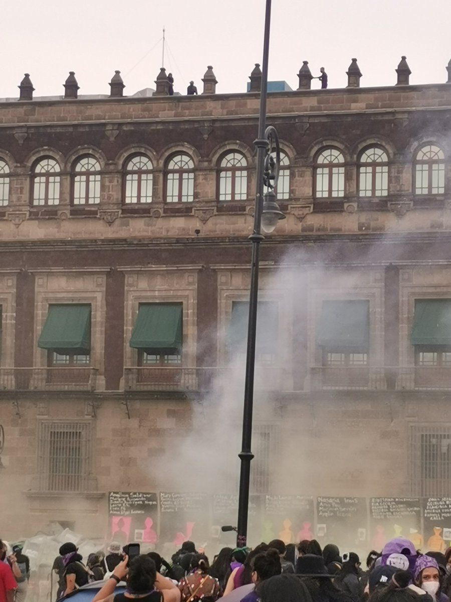 Borro el tweet porque dicen que no eran armas, sino "rifles antidrones".
Se asomaron mientras soltaron el gas lacrimógeno. Quienes los vimos  tuvimos miedo. Nos  intimidaron con sus "armas no armas" y  ahora quieren que agradezcamos que estamos vivas.