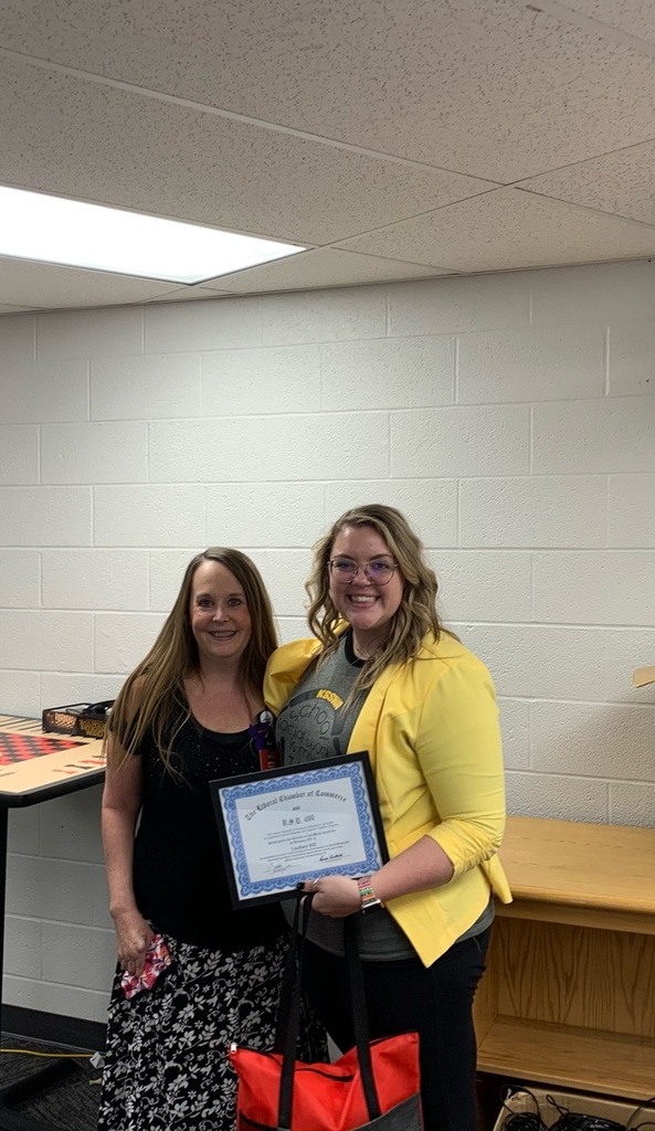 SeymourRogersM1's tweet photo. Celebrating our Employee of the Month!!  Congratulations Lindsey Sill!! https://t.co/OBVDj3VL52
