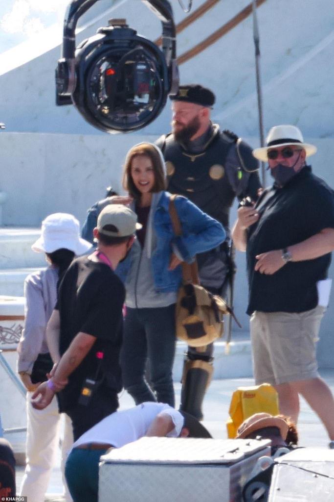 Set Photos and A Video From the Set of Thor: Love and Thunder EmergeSome photos from the set of director Taika Waititi’s Thor: Love and Thunder have surfaced online via Daily Mail.

https://t.co/1xi5s22gdV https://t.co/RVsq9mLunx
