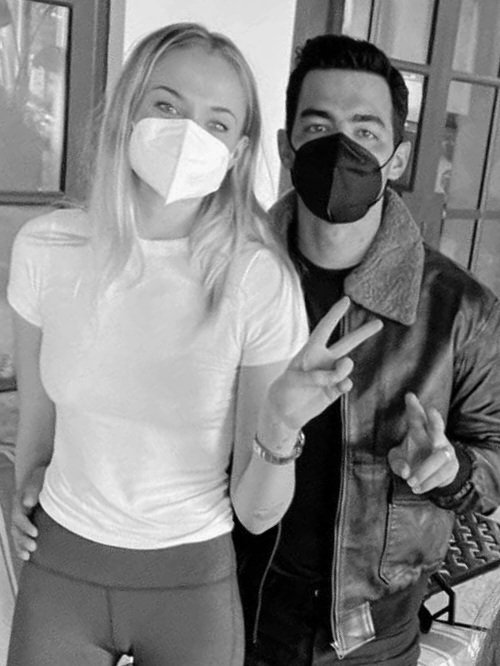 Laura1375's tweet photo. #HappyInternationalWomensDay to #JSisters and #JonasBrothers. This family is amazing. I admire them all so much. #JonasBlessing 🙏 ❤ https://t.co/mFzFOzBQwY
