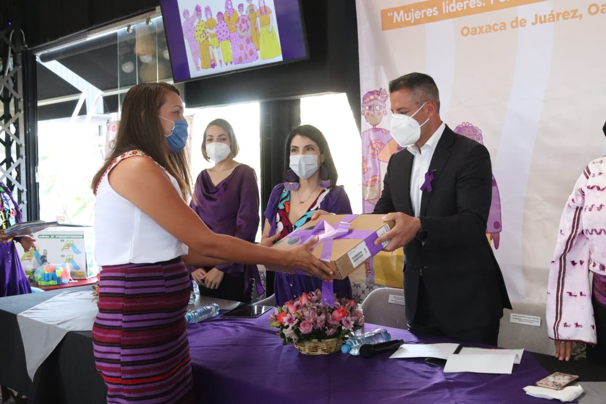 q_villacana's tweet photo. En el marco del #DíaInternacionalDeLaMujer acompañé al gobernador @alejandromurat y a la titular de la @SMO_GobOax @anavasquezc al acto conmemorativo “Mujeres líderes por un futuro igualitario desde nuestras comunidades”, en el cual reconocieron a grandes oaxaqueñas. https://t.co/pMtOT5Amrp