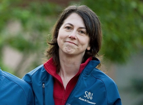 🇺🇸 Бывшая жена основателя Amazon Джеффа Безоса и самая богатая женщина в мире Маккензи Скотт ($53 млрд) вышла замуж за простого школьного учителя. Маккензи — одна из самых крупных благотворителей в мире.