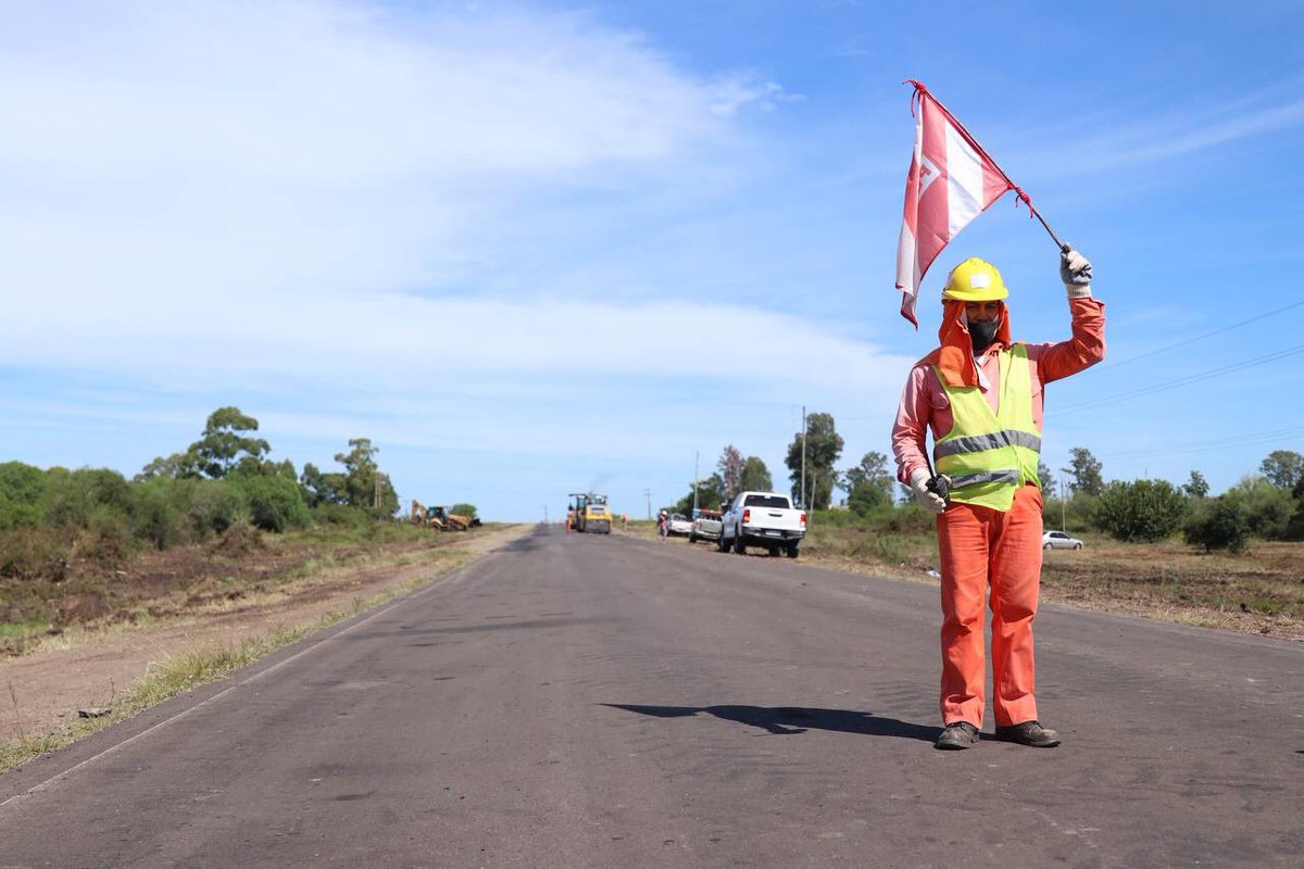 Con trabajos de bacheo, limpieza de traza, cunetas y perfilado de banquinas, estamos recuperando la transitabilidad de esta conexión clave del centro con el sur de la provincia, que beneficiará, además, la salida de nuestra producción. ¡Gran día!