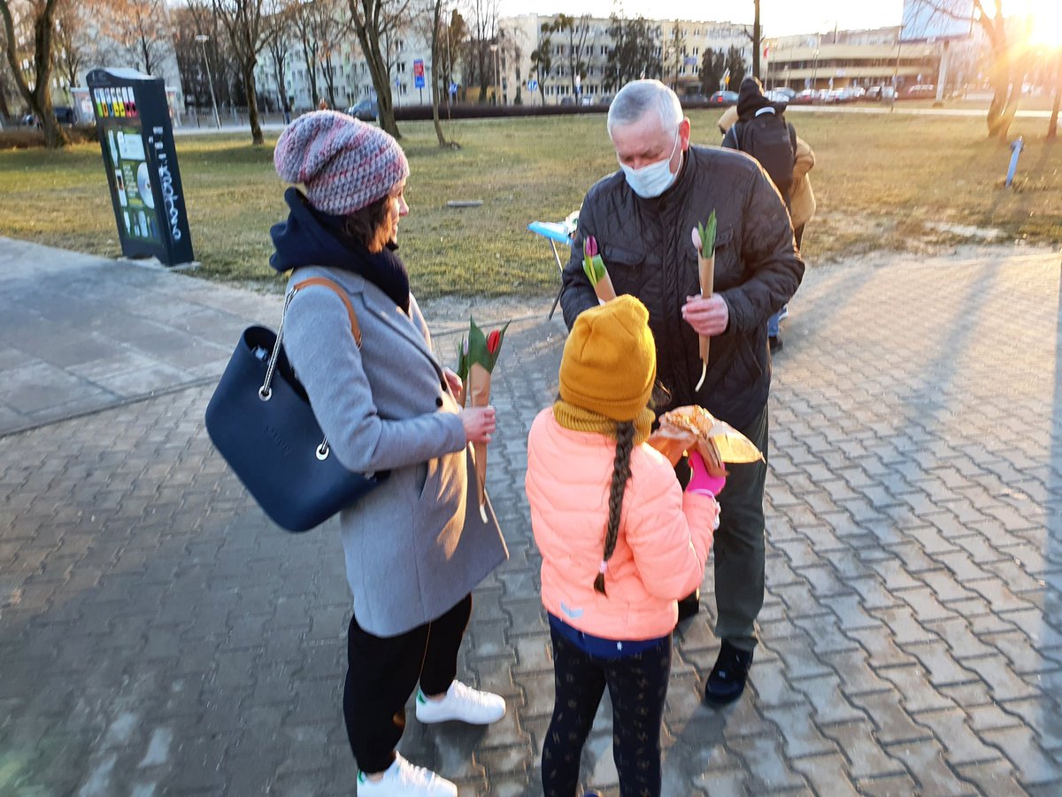 POBielany's tweet photo. Męska reprezentacja @POBielany z najlepszymi życzeniami dla mieszkanek Bielan! 💐 https://t.co/NrbEdgDllq