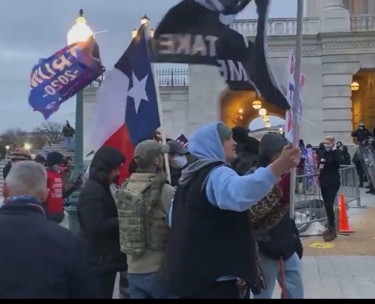 erica1933's tweet photo. Here's a better photo of the flag, and video as well. #TexasFlagPole #FBI162 https://t.co/ObKzLprjDM https://t.co/GY96Jv4k5A