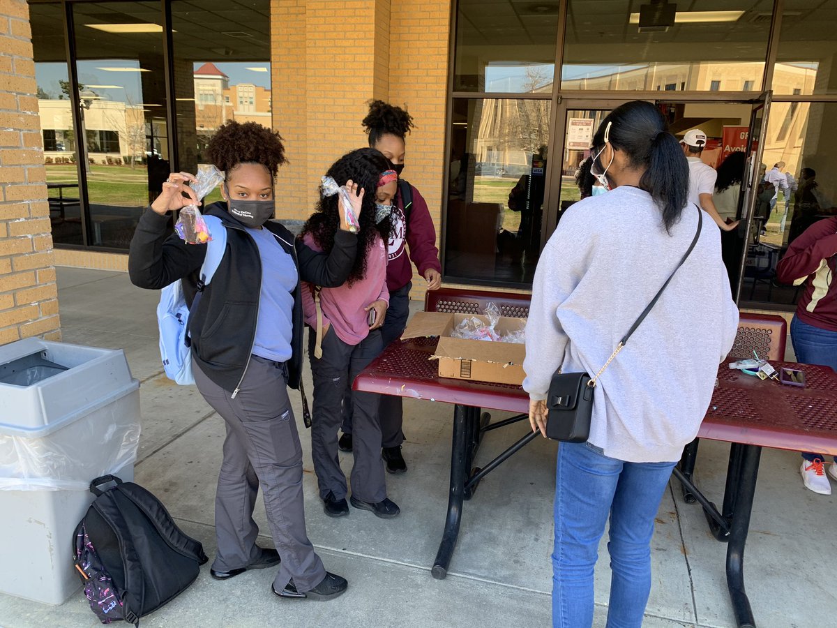 ulmrotaract's tweet photo. Thanks to everyone who came out to our Motivational Monday goodie bag handout! We hope you all have an amazing week! https://t.co/LTCKaAd97x