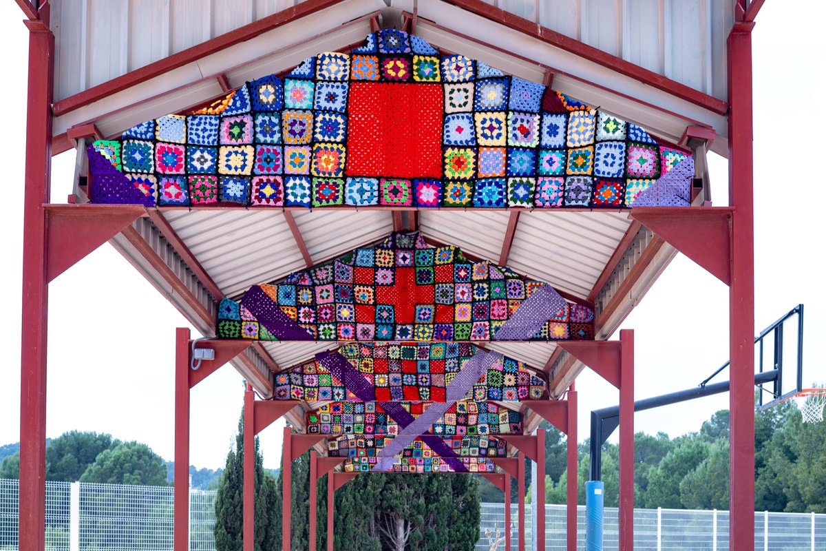 Yarn bombing per la igualtat #8M instagram.com/p/CMJiq95D6Ol/…