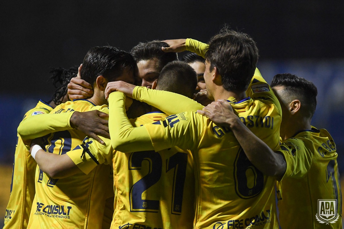 90masdos's tweet photo. 🆙 ¡Este Alcorcón ya es otro!

😎 Con el 4-0 ante el Mirandés, ya son tres triunfos en los últimos cuatro partidos

👋 Con esta buena dinámica consigue salir de la zona de descenso tras varias jornadas

#AlcorconMirandes #LaLigaSmartBank https://t.co/nWYIUX7c54