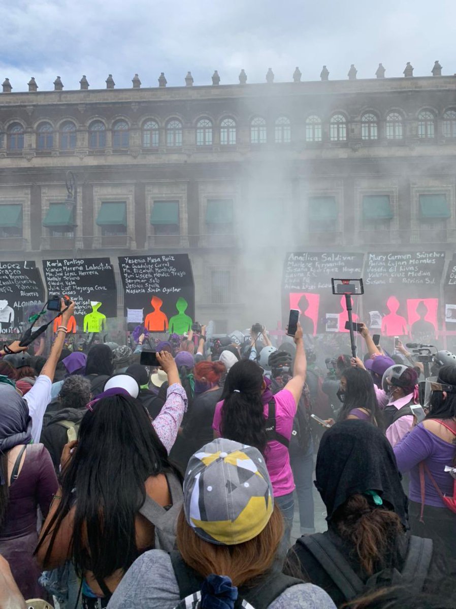 CerebrosG's tweet photo. Acaban de derribar parte de la valla de Palacio Nacional en CDMX.

📷: Andrea Gama. https://t.co/DzHc0PZeaa