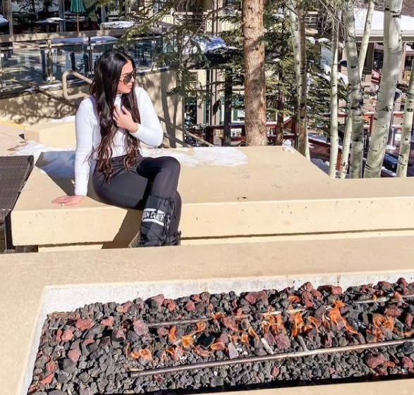 Happy Days!🎿 Join us this Spring skiing season to soak in the sun &amp; views! ☀️

📸 <a href="/jacibe/">Jacibe Hernandez</a> out here enjoying the view and our warm fireplace!

Book now here: marriott.com/hotels/travel/…