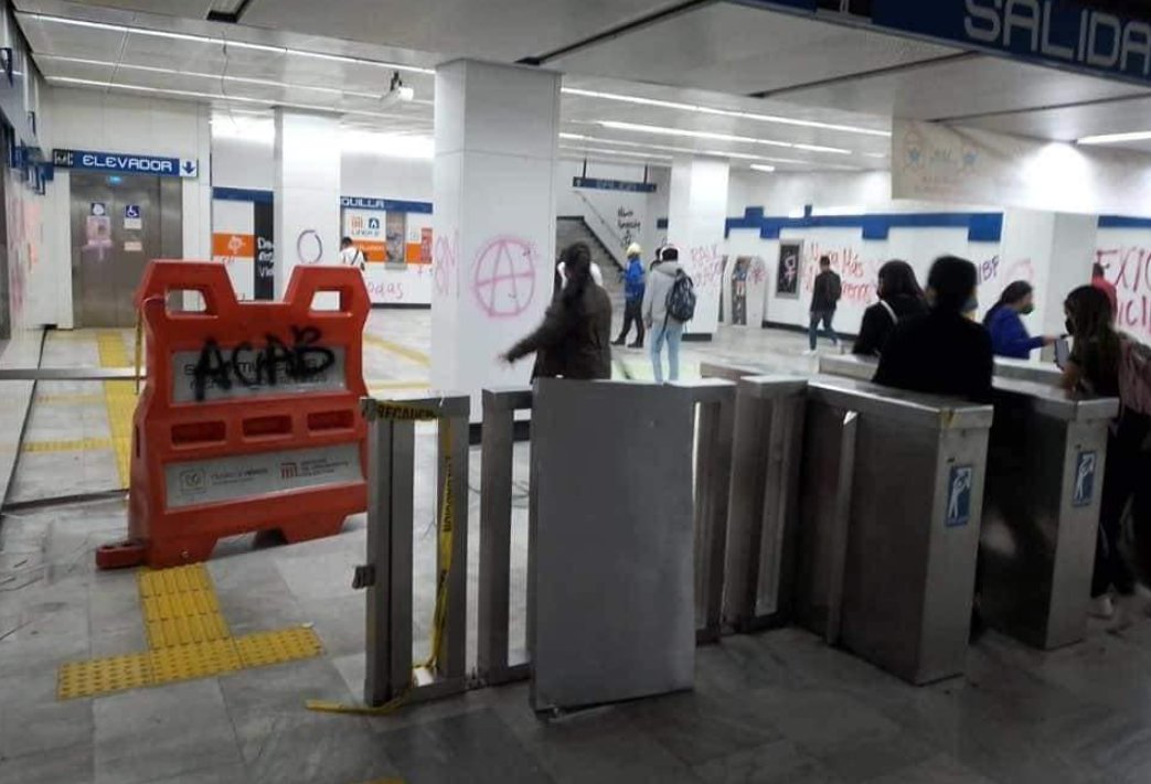 taller2006's tweet photo. Daños al metro, transporte público.

¿Y así ya se acaban los feminicidios?
#NoMeRepresentan https://t.co/cUzxYmKK9c
