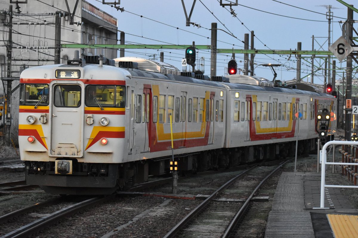 unohaman's tweet photo. 本日の越後線
#新潟車両センター所属115系運用
第2運用(越後線ループ運用)
旧弥彦色N33編成
今朝は気温が氷点下ということもあり、吉田駅始発の122Mはアークが発生しながらの出発に
#越後線
#吉田駅
#115系
#122M
#旧弥彦色
#N33 https://t.co/bWZMv0QtFH