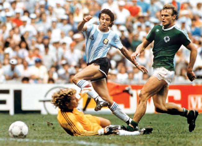 CopaLendas's tweet photo. Jorge Luis Burruchaga, Argentina 🇦🇷.
Copa do Mundo de 1986, México.
Campeão Mundial.
2 gols, 7 jogos. #burruchaga #argentina #worldcup86 #copa86 #legend #champion #burru #LaAlbiceleste #fifa #panini https://t.co/iz2esBzIbO