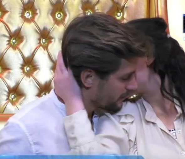 Zelinda75792371's tweet photo. Rose: Lei è pazzo.
Jack: Non è l’unica a dirlo, ma… con tutto il rispetto che merita, signorina, non sono io quello appeso alla prua di una nave. Per favore, avanti, allunghi la mano. #titaniczelinda #titanic #tzvip @AndreaZelletta @14Adua https://t.co/muZXoCTdur