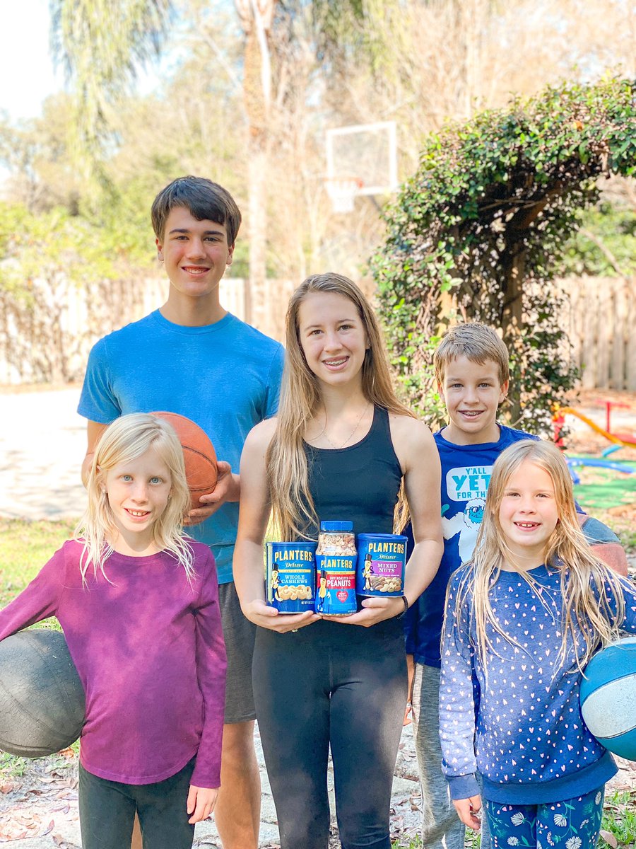 These kids are ready for March Madness with Planters! Pick them up at Walmart on your next trip. #AD #plantersmarchmadness #walmart bit.ly/3kUdNay
