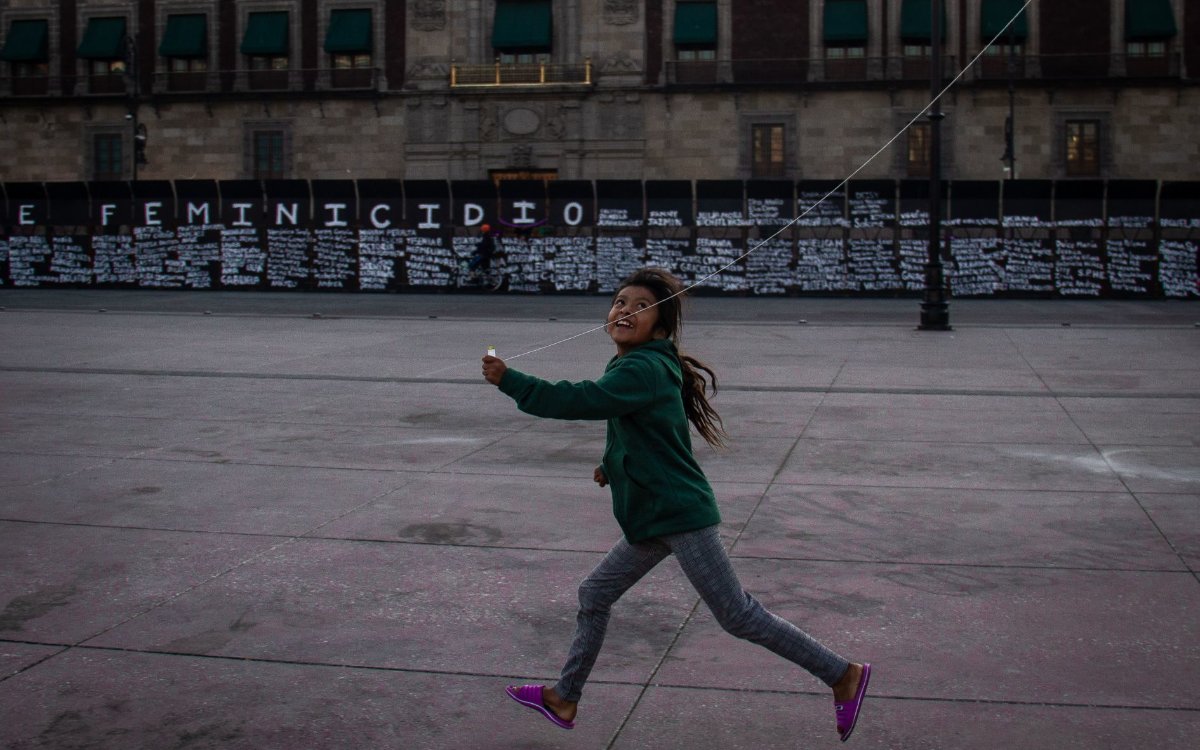 AristeguiOnline's tweet photo. #8M2021 | La foto de la niña frente a las vallas en Palacio Nacional se hace viral en redes
https://t.co/ablFrw6D2y https://t.co/uXUBDo3nrv