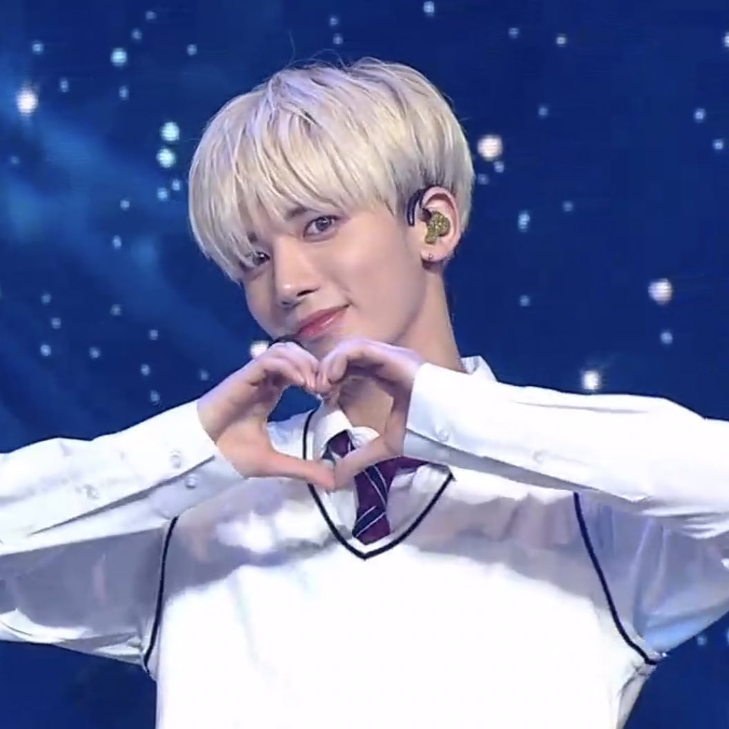 i love him so much 😭😭 universe please i just want a hug from him