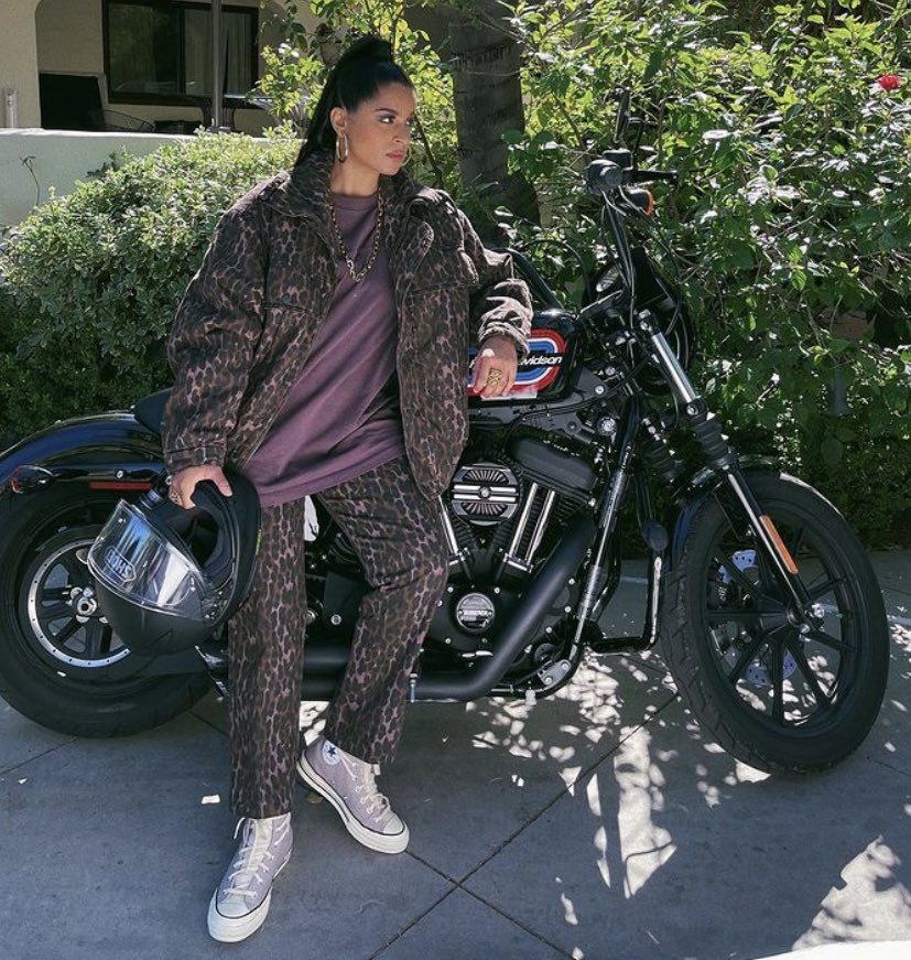 Lilly looks bawse in this Bronze Leopard Puffa jacket and matching pant track suit from oneteaspoon
✨pics via desireemorales on ig