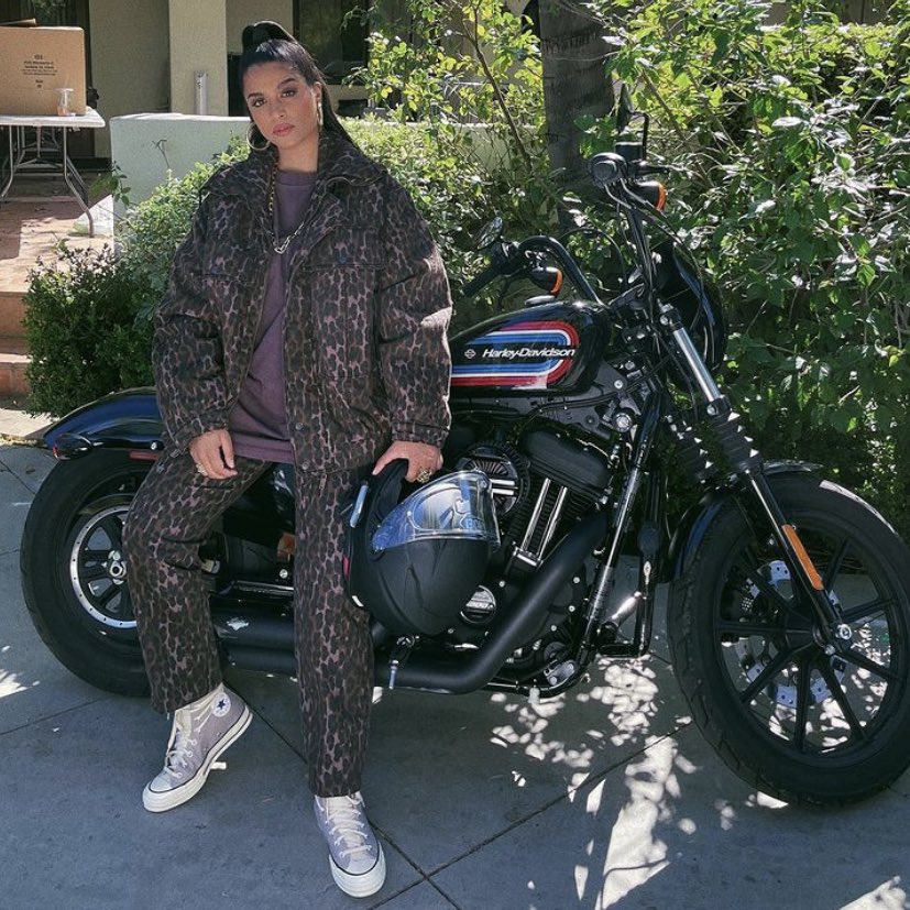 lillyinsuits's tweet photo. Lilly looks bawse in this Bronze Leopard Puffa jacket and matching pant track suit from oneteaspoon
✨pics via desireemorales on ig https://t.co/ZmDfnJOxxD