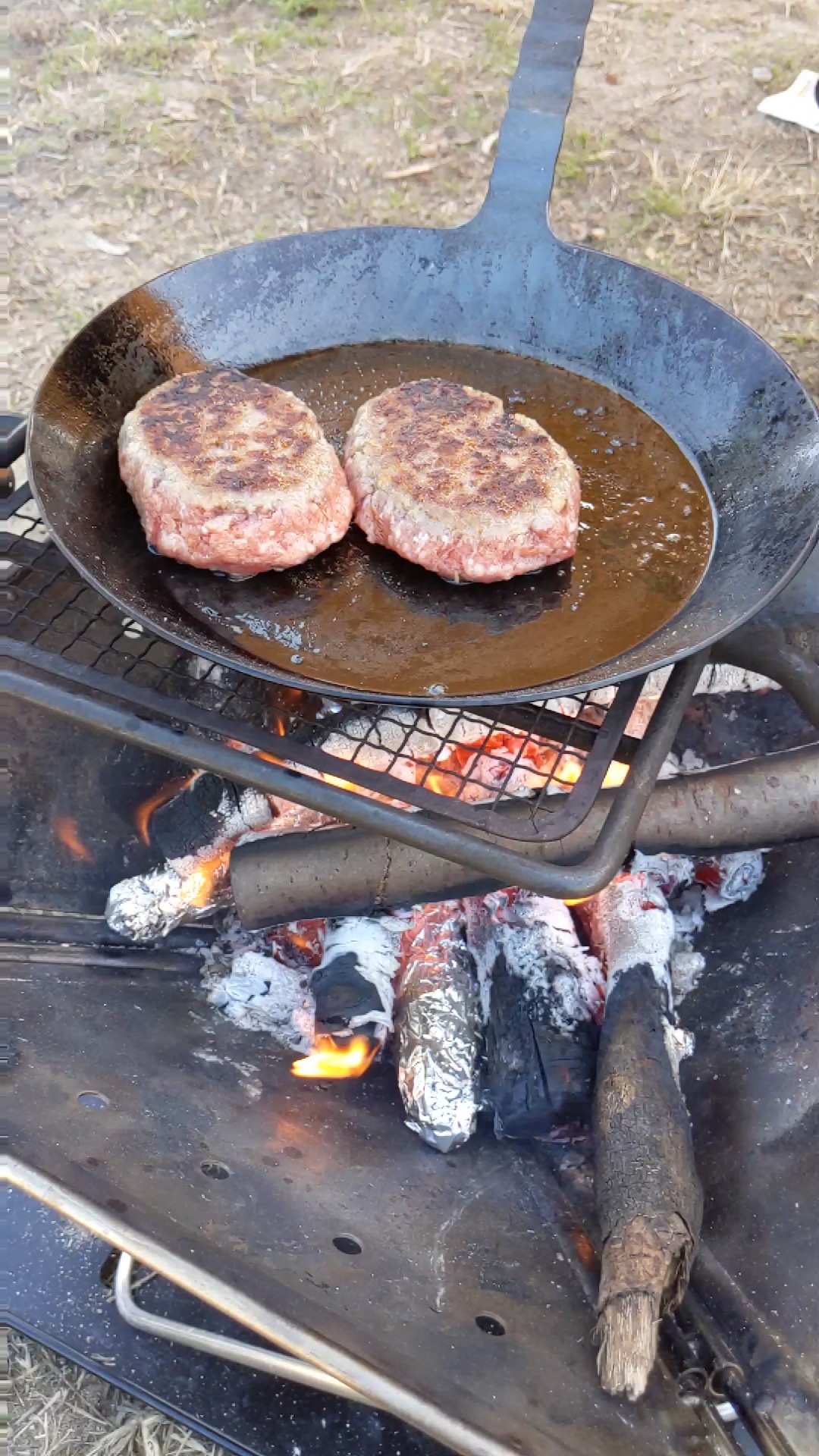 めだちる スーパーで買ったハンバーグを ただ焚き火で焼いただけ それでも外で食べるとメッチャ美味しいですよね ターク タークフライパン 鉄のフライパン 焚き火 ハンバーグ Snowpeak キャンプ飯 キャンプ キャンプ好きと繋がりたい