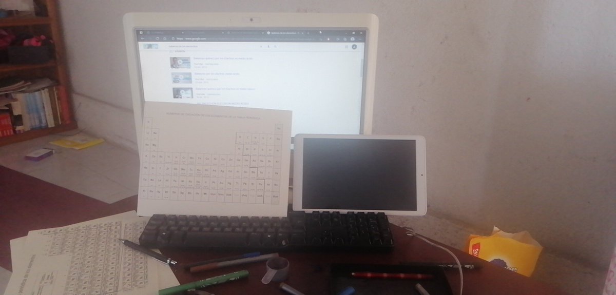 AlexZaranitor's tweet photo. @late_cod Una AIO del 2013, con tablet que me dió Slim hace 3 años y una tabla periódica  :D https://t.co/502jMkqUHN