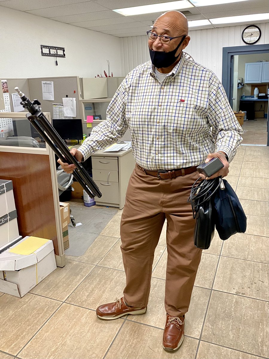 ChefKevinBelton's tweet photo. Not only am I the chef and host for my cooking shows, I’ve also been told I make a heck of a grip and PA😎 #newcookingshow #shootingbroll #kevinbeltonscookinla #cookingseries #blesswithwork @PBS @CreateTVchannel @GibbsSmithBooks @WYESTV https://t.co/V0uoSuHuP0