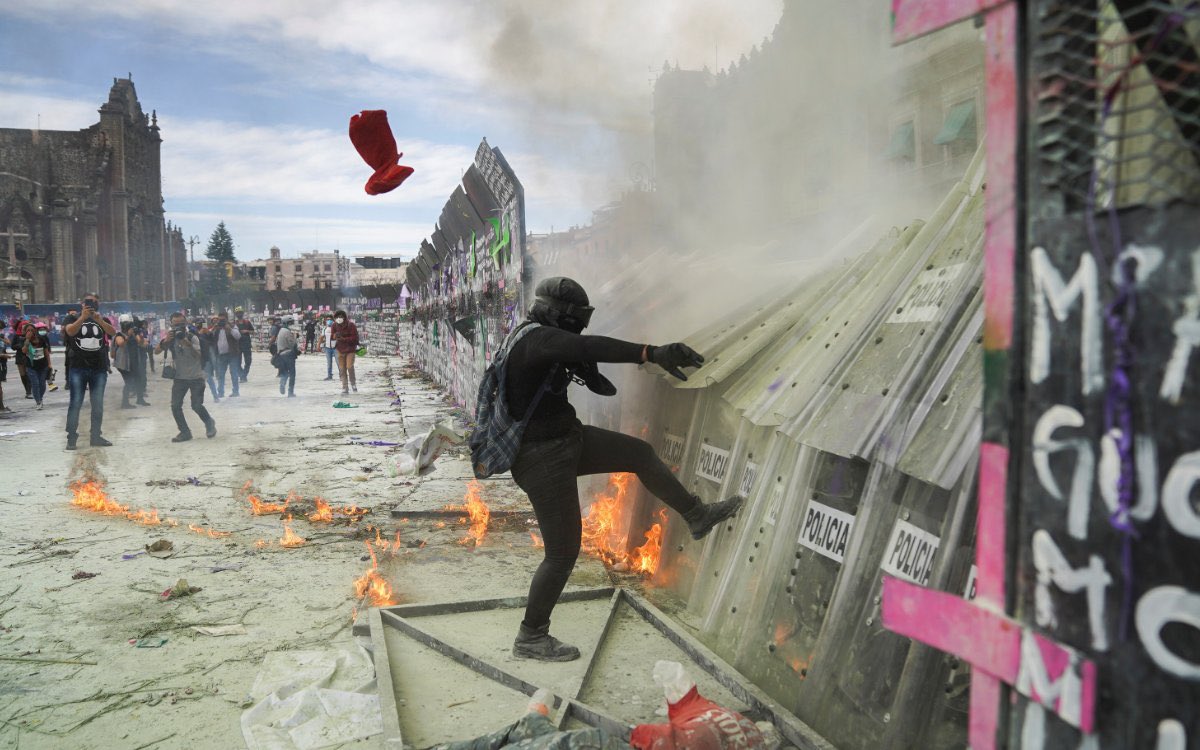 MxUlysses's tweet photo. Curioso, en la Ciudad de México, la más libertaria de la República (aborto legal, paridad, etc) marcha y destrucción. En León, Guanajuato, líder en feminicidios y aborto prohibido. Nada. Ni un vidrio roto. Curioso. #8M2021 https://t.co/JJBlfZIU21