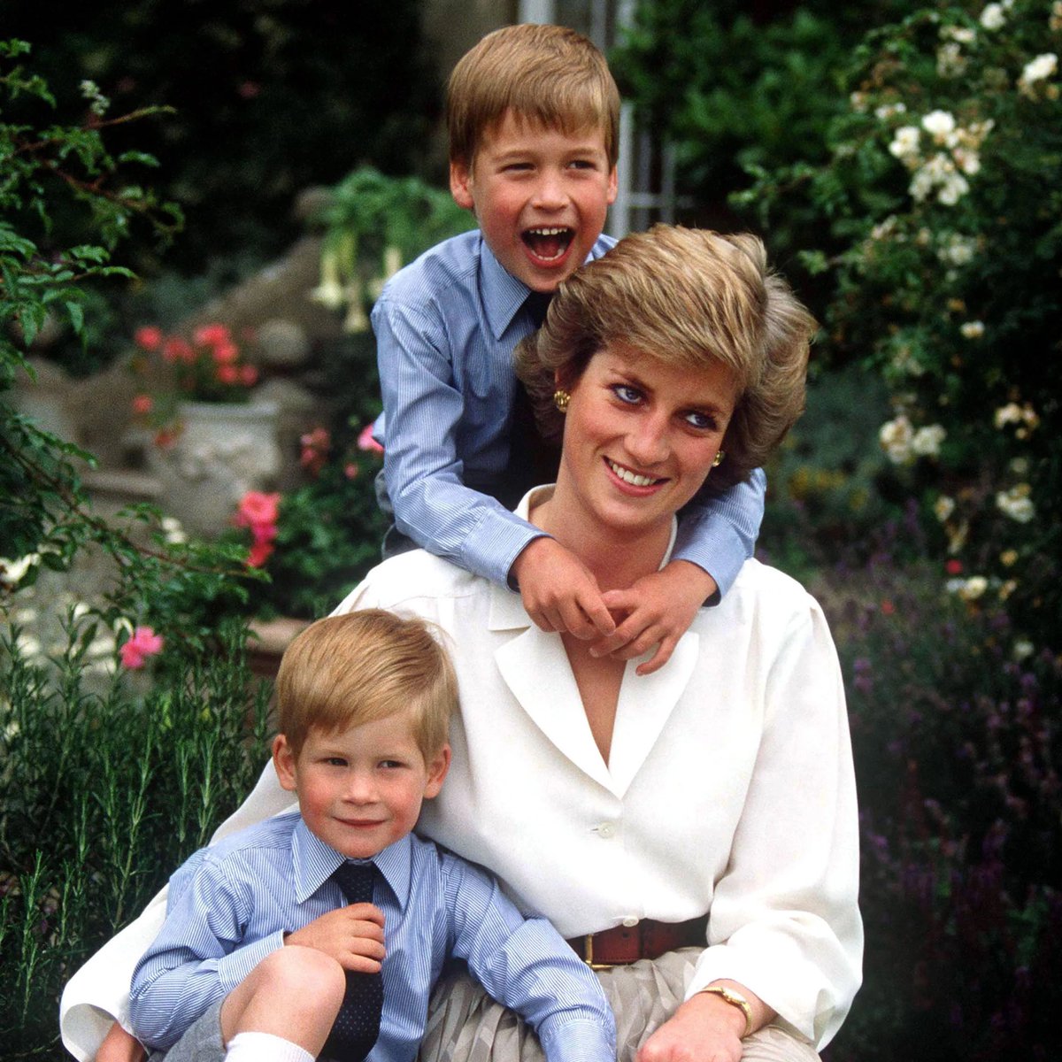 onlyjoekin_'s tweet photo. Harry had to watch his mum’s life get destroyed by the Royal Family and media. Then he was forced to walk behind her coffin with the world watching.

He got his family out before history repeated itself. I don’t blame him or Meghan for wanting out at all #MeghanandHarryonOprah https://t.co/MSp9UyGkPu