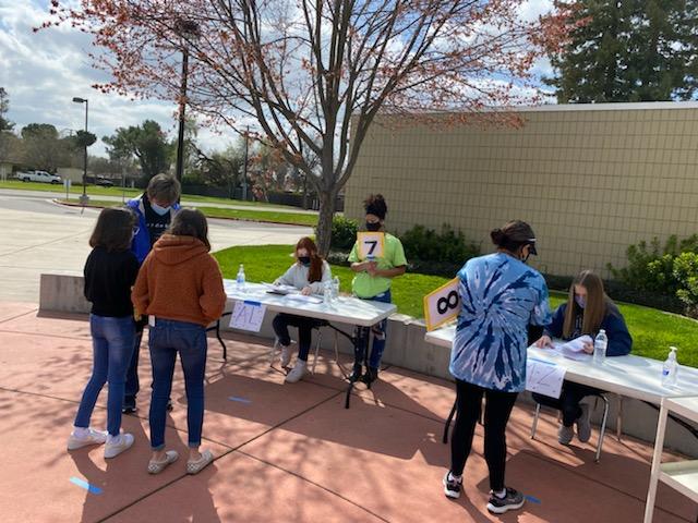 drkoligian's tweet photo. An uplifting morning at Mitchell Middle! 6th graders at Mitchell and Mills who selected in-person Hybrid learning get to start next week. Today they got a tour of the school by 8th grade leaders. Proud of the students and the hard work of #TeamFCUSD staff. #FCUSDstrong https://t.co/FQt9b7Jj4B