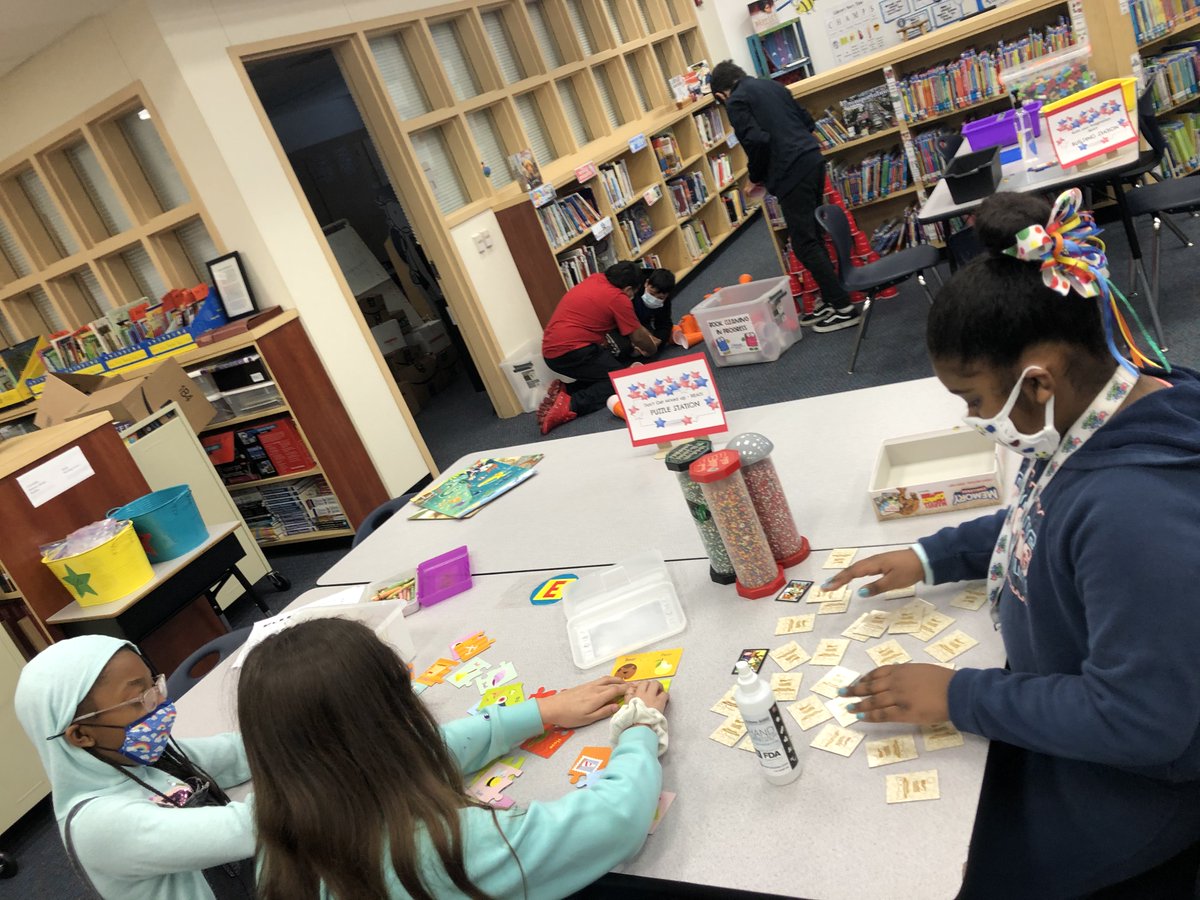 525600msdear's tweet photo. Nothing mixed up about us except our clothes - we love to read, learn and explore at Armstrong!  Don't get mixed up - READ! #mixinitup #gettincreative #openmyeyes @AE_Gators @FBISD_Libraries https://t.co/QN1EMqc8MX