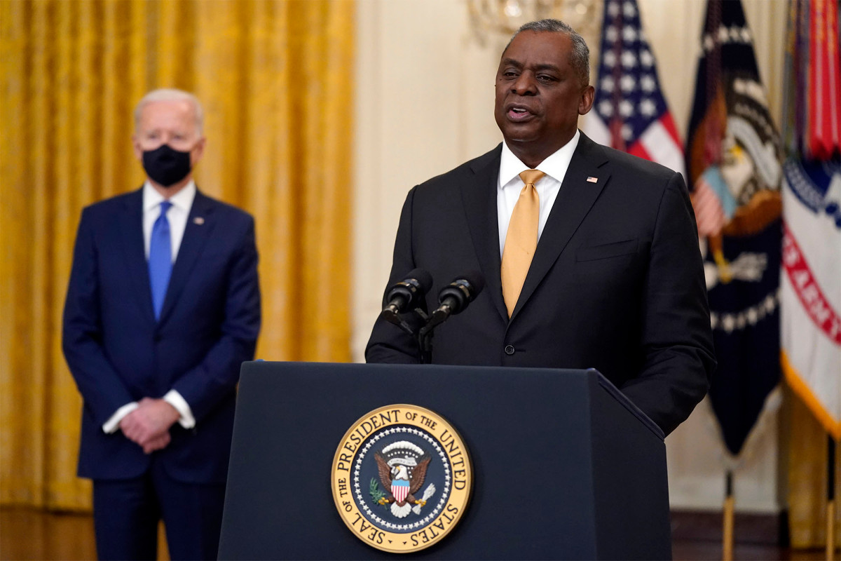 nypost's tweet photo. Biden seems to forget defense secretary's name, calls him 'the guy who runs that outfit' https://t.co/vHBuKNFbZo https://t.co/EqD5rj1bO4
