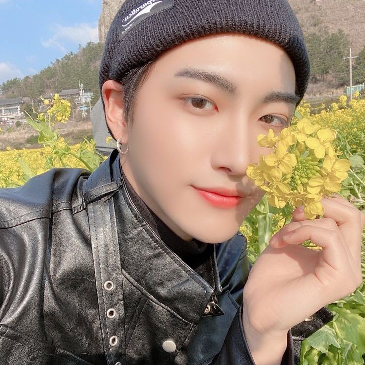 pseonghwaa_'s tweet photo. ᅟ🌷 · 𝚐𝚘𝚛𝚐𝚎𝚘𝚞𝚜, 𝚜𝚝𝚛𝚘𝚗𝚐 & 𝚏𝚊𝚗𝚌𝚢
ᅟᅟᅟᅟ #FEVER_DAY
𝗆𝖺𝗄𝗂𝗇𝗀 𝘆𝗼𝘂𝗿 𝖽𝖺𝗒 𝗵𝗮𝗽𝗽𝗶𝗲𝗿 𝗐𝗂𝗍𝗁 𝗆𝗒 𝘀𝗺𝗶𝗹𝗲. https://t.co/56iuAVKt0Z