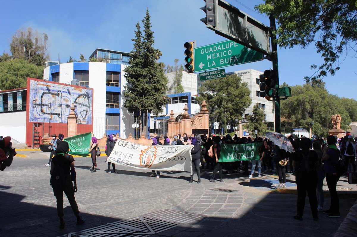ZacatecasImagen's tweet photo. 🟣 Así se vive la marcha convocada por colectivos feministas por el #8M en #Zacatecas
📷 Fotos: Miguel Alvarado. https://t.co/NDqT4Z9hq5