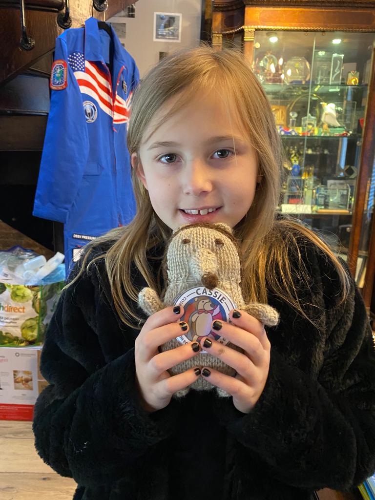 SpaceMascotUK's tweet photo. Wonderful to see that #miniCASSiE has been welcomed back to dry land so warmly by @Kinga_British ... and on #InternationalWomensDay after her #VentureToTheDeep with @RichardGarriott I've never seen MiniMe look so happy! π https://t.co/SnNvlWKH6H